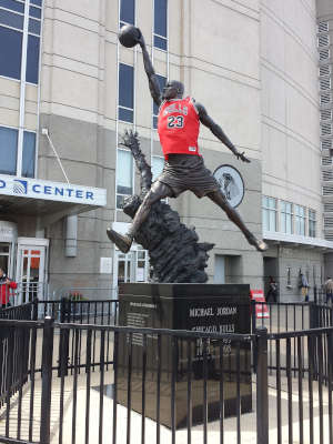 estatua de Michael Jordan
